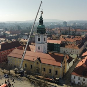 Skinut križ sa zvonika u potresu oštećene crkve Presvetog Trojstva u Karlovcu