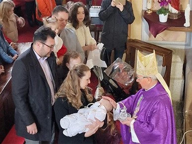 /A/2024/3/B/Biskup Gorski krstio peto dijete u obitelji Žučko2024 (2).jpg