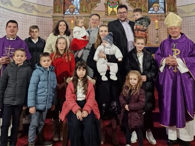 /A/2024/3/B/Biskup Gorski krstio peto dijete u obitelji Žučko2024 (3).jpg