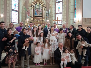 /A/2024/3/C/Biskup Šaško krstio šesto dijete obitelji Brabenec2024 (1).jpeg