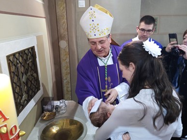 /A/2024/3/C/Biskup Šaško krstio šesto dijete obitelji Brabenec2024 (4).jpeg