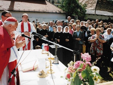 /A/Kuharić_/Kardinal Kuharić u Glini 1995 (1).jpeg