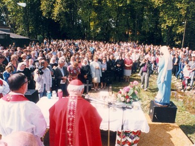 /A/Kuharić_/Kardinal Kuharić u Glini 1995 (10).jpeg