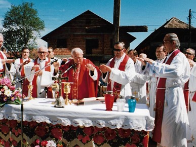 /A/Kuharić_/Kardinal Kuharić u Glini 1995 (11).jpeg