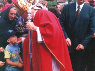 /A/Kuharić_/Kardinal Kuharić u Glini 1995 (2).jpeg