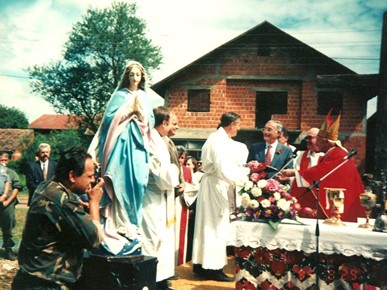 /A/Kuharić_/Kardinal Kuharić u Glini 1995 (3).jpeg