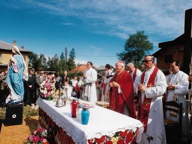 /A/Kuharić_/Kardinal Kuharić u Glini 1995 (8).jpeg
