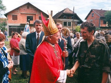 /A/Kuharić_/Kardinal Kuharić u Glini 1995 (9).jpeg