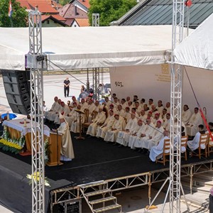 Jubilejska misa za 1100. obljetnicu Hrvatskoga Kraljevstva i splitskih crkvenih sabora u Tomislavgradu