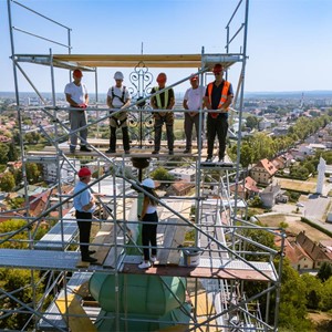 Postavljen križ na vrhu zvonika crkve Gospe Snježne na Dubovcu