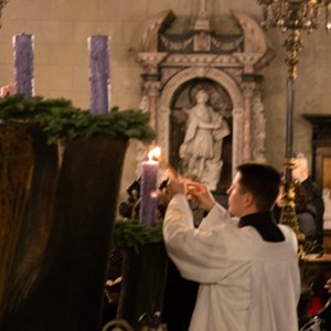 U katedrali upaljena prva adventska svijeća