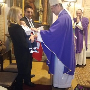 Biskup Šaško krstio Mateja, peto dijete obitelji Martine i Stjepana Trčka