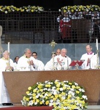 Papa slavio misu s biskupima, svećenicima i redovnicima