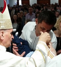 Biskup Pozaić krstio peto dijete obitelji Marić
