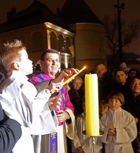 Biskup Šaško predvodio obrede blagoslova adventskog vijenca i paljenja prve adventske svijeće 