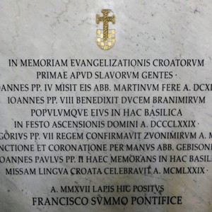 Hrvatska spomen-ploča u bazilici Sv. Petra u Vatikanu