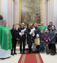 Mons. Ivan Miklenić krstio Saru i Josipa, četvrto i peto dijete obitelji Gretić iz Pregrade