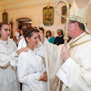 Biskup Šaško podijelio sakrament svete potvrde u Oštrcu