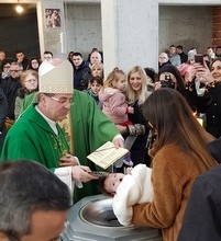 Biskup Šaško krstio sedmo dijete u obitelji Šoljić u Velikoj Mlaki