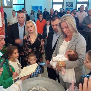 U župi Brestje krštena Lana Tia, šesto dijete u obitelji Urović