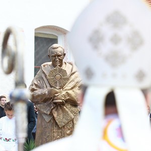 O kipu kardinala Franje Kuharića pokraj župne crkve sv. Siksta, pape u Pribiću