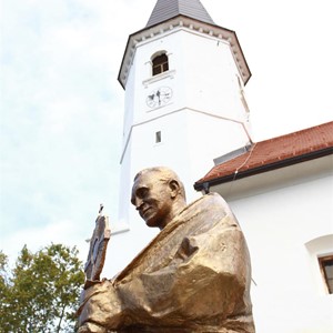 [VIDEO] Hodočašće svećenika Zagrebačke nadbiskupije u Pribić Crkveni, rodno mjesto sluge Božjega kardinala Franje Kuharića