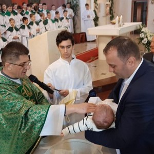 Mons. Tomislav Subotičanec krstio Josipa, šesto dijete u obitelji Hrvoja i Martine Jurić