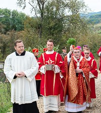 Kardinal Bozanić predvodio je misno slavlje i blagoslov novosagrađene spomen-crkve Našašća sv. Križa u Zrinu