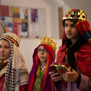 Pjevači Betlehemske zvijezde posjetili djelatnike Nadbiskupskoga duhovnog stola