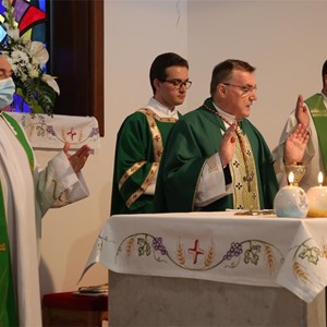 Kardinal Bozanić pohodio župu Majke Božje Fatimske u Lukavcu