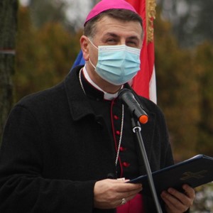 Biskup Šaško predvodio molitvu za katoličke vjernike na oskvrnjenim grobovima hrvatskih vojnika 