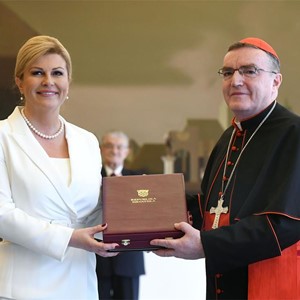 Kardinal Bozanić primio odlikovanje koje je kardinalu Kuhariću posmrtno dodijelila Predsjednica RH