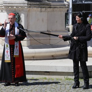 Kardinal Bozanić predvodio molitvu i blagoslovio radnike prije početka skidanja vrha sjevernoga zvonika katedrale