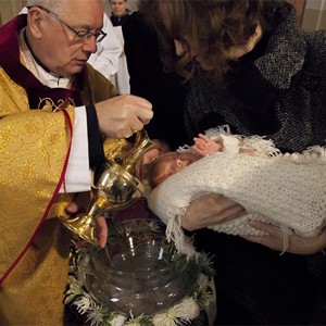 Mons. Miklenić krstio Emanuela, peto dijete obitelji Medvidović