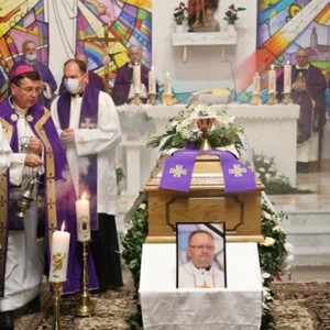Biskup Šaško predvodio misu zadušnicu i sprovodne obrede za preminulog vlč. Petra Repića