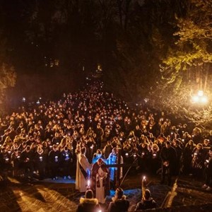 Pobožnosti u vrijeme korizme: štovanje raspetoga Krista, čitanje Muke Gospodnje, Križni put, Majčin put (Via Matris)