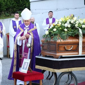 Biskup Gorski predvodio misu prigodom ispraćaja preminulog vlč. mr. Stjepana Petike, župnika u Bešićima