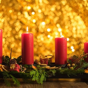 Obred paljenja četvrte svijeće na adventskom vijencu