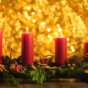 Obred paljenja treće svijeće na adventskom vijencu