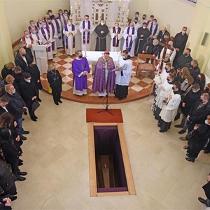 Biskup Šaško predvodio misu zadušnicu za fra Stanka Duju Mijića