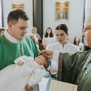Biskup Mijo Gorski krstio peto dijete u obitelji Šušković u Župi Pohoda Blažene Djevice Marije u Čučerju