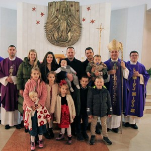 Biskup Šaško krstio šesto dijete obitelji Lovrenović