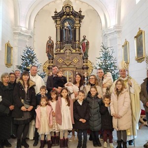 Biskup Šaško krstio dvoje djece u Svetoj Klari na svetkovinu Bogojavljenja