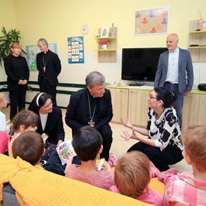 Kardinal Grech i nadbiskup Kutleša pohodili Caritasovu kuću u Brezovici