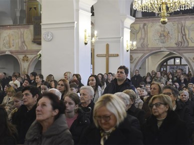 /A/2024/12/A/Biskup Gorski blagoslovio obnovljenu župnu crkvu u Donjoj Stubici (11).JPG