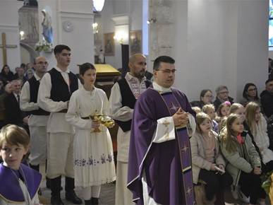 /A/2024/12/A/Biskup Gorski blagoslovio obnovljenu župnu crkvu u Donjoj Stubici (15).JPG