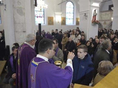 /A/2024/12/A/Biskup Gorski blagoslovio obnovljenu župnu crkvu u Donjoj Stubici (18).JPG