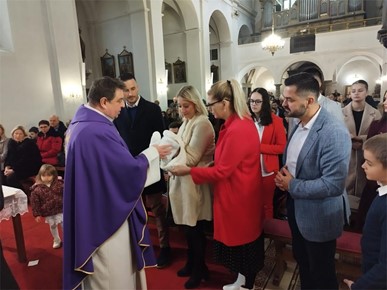 /A/2024/12/A/Kršteno šesto dijete u obitelji Šarić u Župi sv. Anastazije u Samoboru2024 (3).jpg