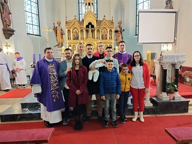 /A/2024/12/A/Kršteno šesto dijete u obitelji Šarić u Župi sv. Anastazije u Samoboru2024 (4).jpg
