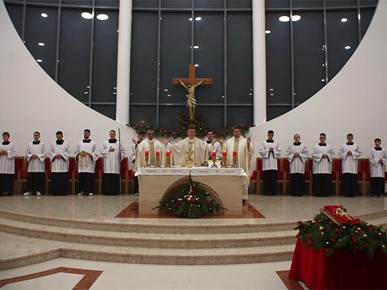 /A/2024/12/E/Biskup Šaško predvodio misu ponoćku u Župi Uzvišenja Svetoga Križa u Dugome Selu2024 (2).jpg